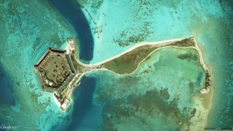 Satellite imagery of Garden Key (left), Bush Key (center), and Long Key (right), as extracted from Google Earth on August 6, 2015. Imagery captured on December 17, 2014. Eye altitude: 1.67 km.